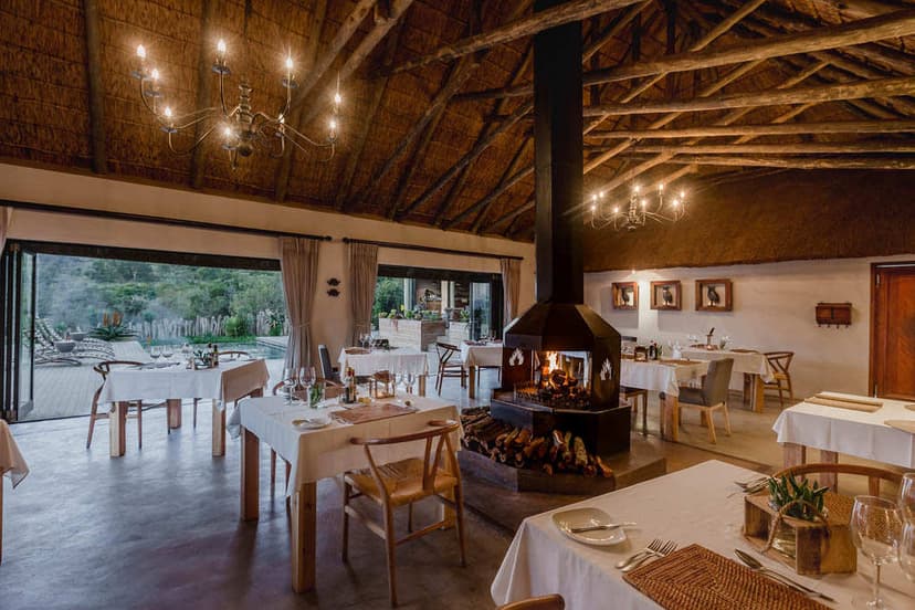 Thatched dining room at Bukela Game Lodge, Amakhala