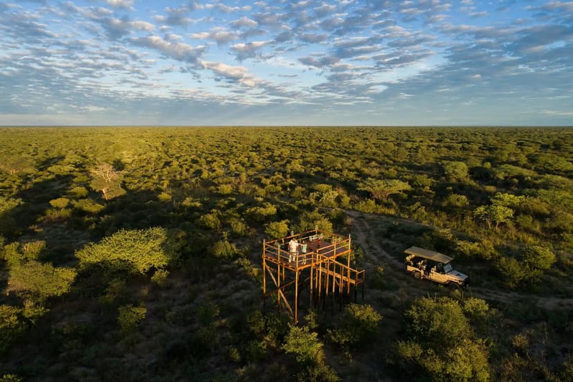 Dinaka Safari Lodge luxury camp