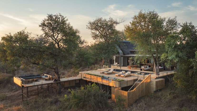 Glass-fronted luxury villa on the Sabie River