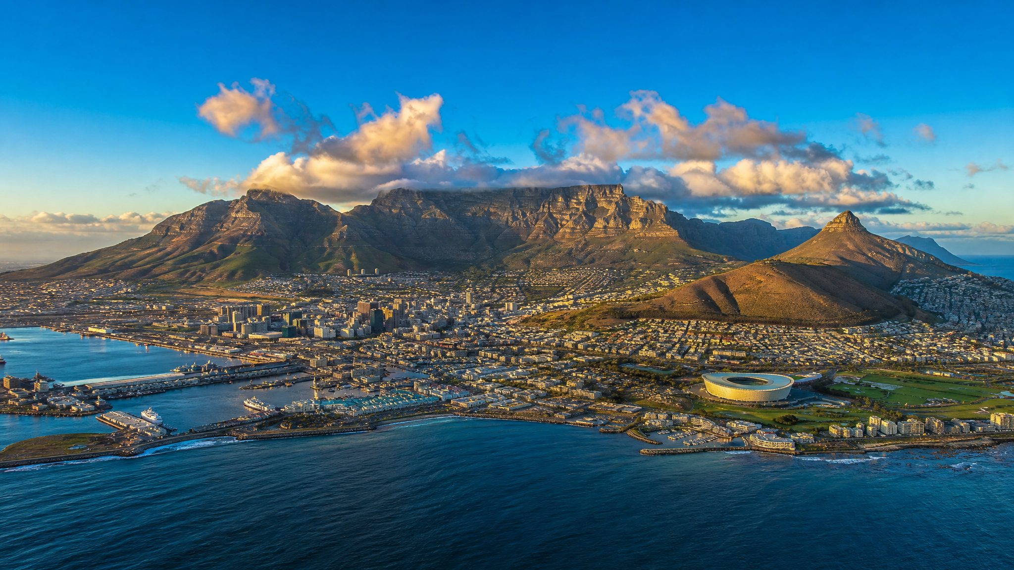 Panoramic view of Cape Town with Table Mountain at sunset — best cape town tours