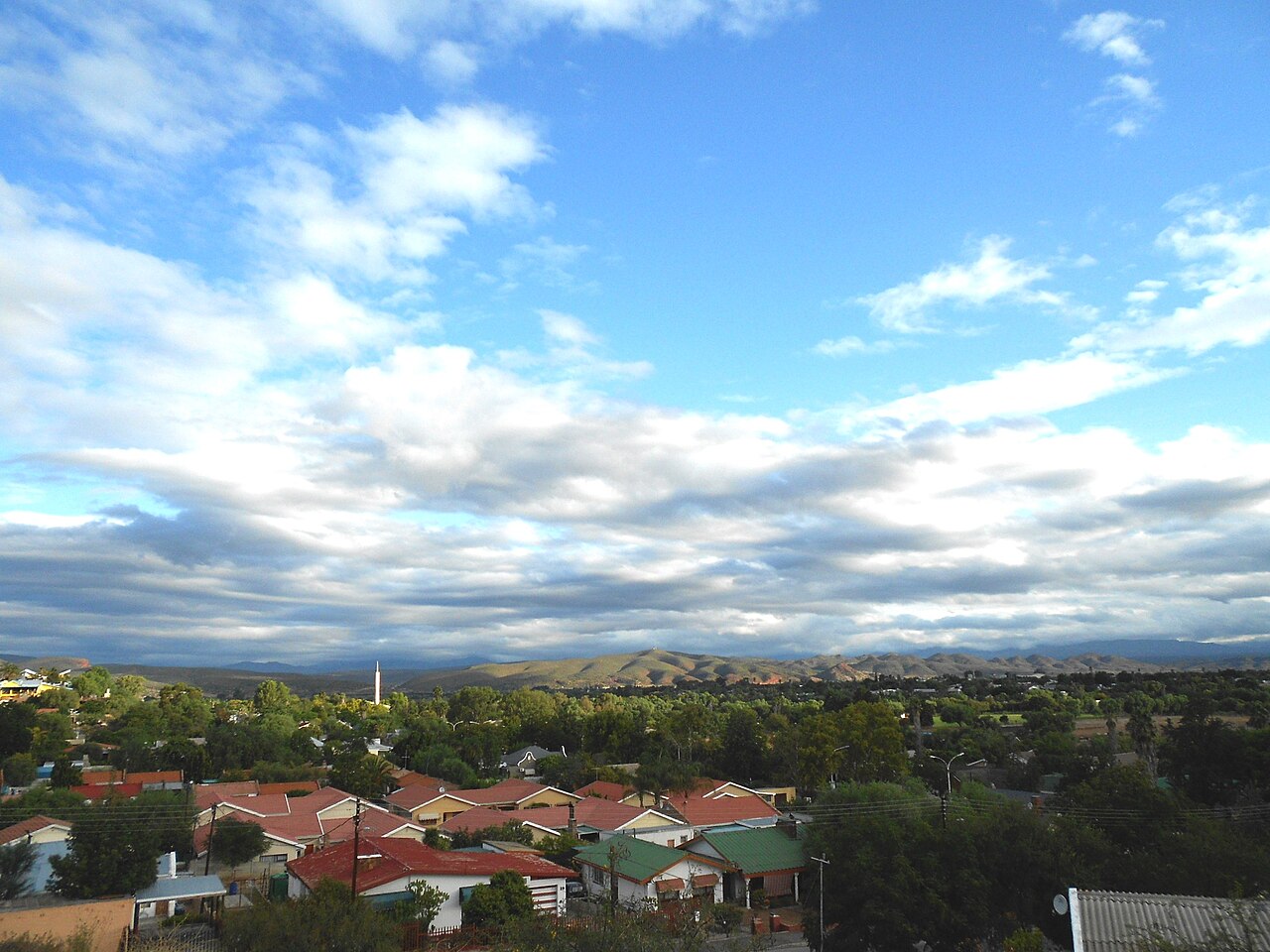 Ostrich farmland and Karoo mountains around Oudtshoorn