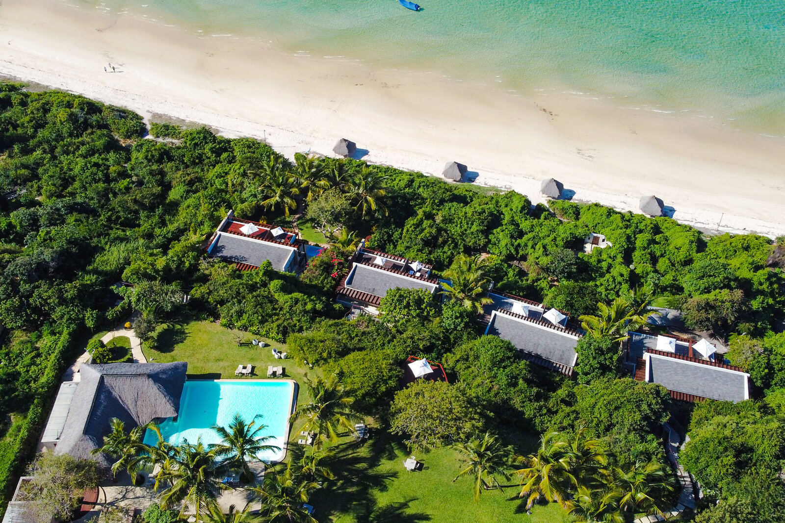 Luxury beach suite at Bahia Mar Club with private splash pool and ocean views, Vilanculos
