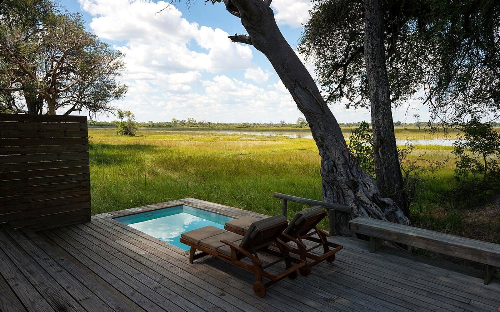 A private plunge pool and deck overlooking the floodplains at Vumbura Plains