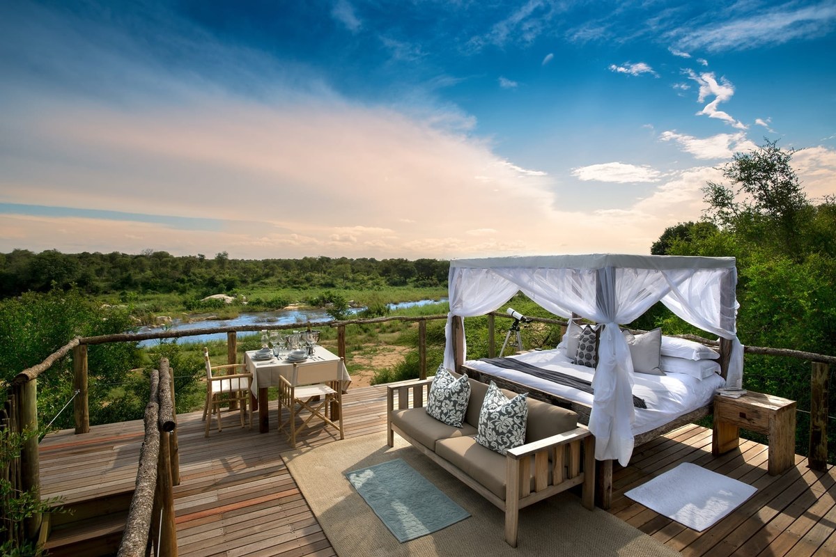 Lion Sands treehouse sleepout platform under the stars in Sabi Sand