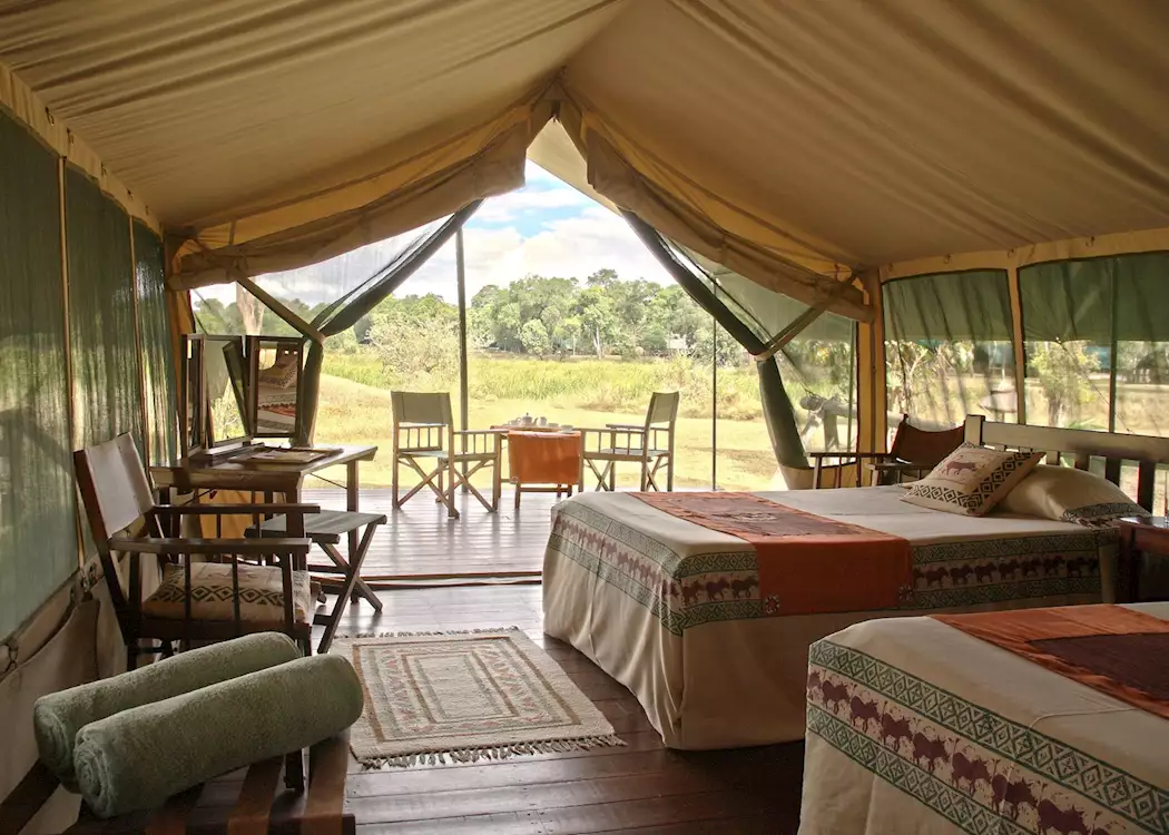 Governors' Il Moran luxury tent copper bathtub