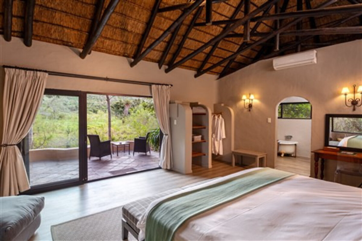 A river-facing suite bedroom at Kariega Settlers Drift