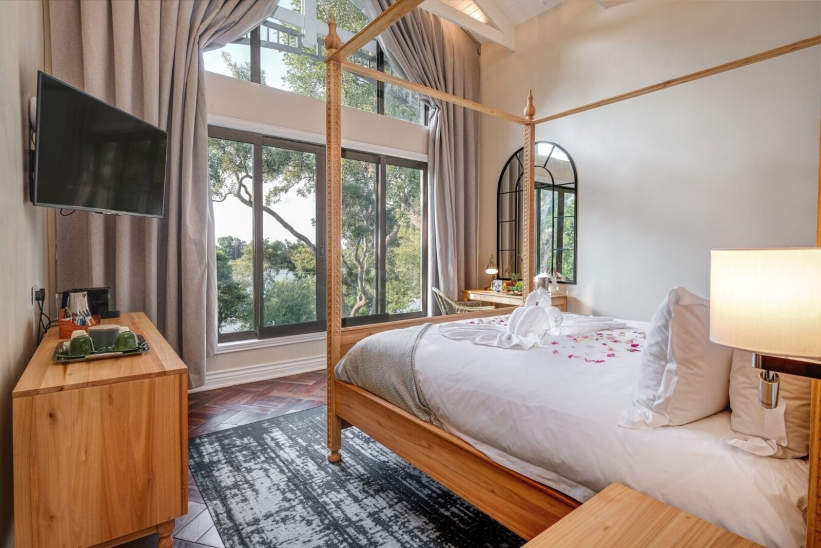 A honeymoon suite bedroom with a river view at The Palm River Hotel