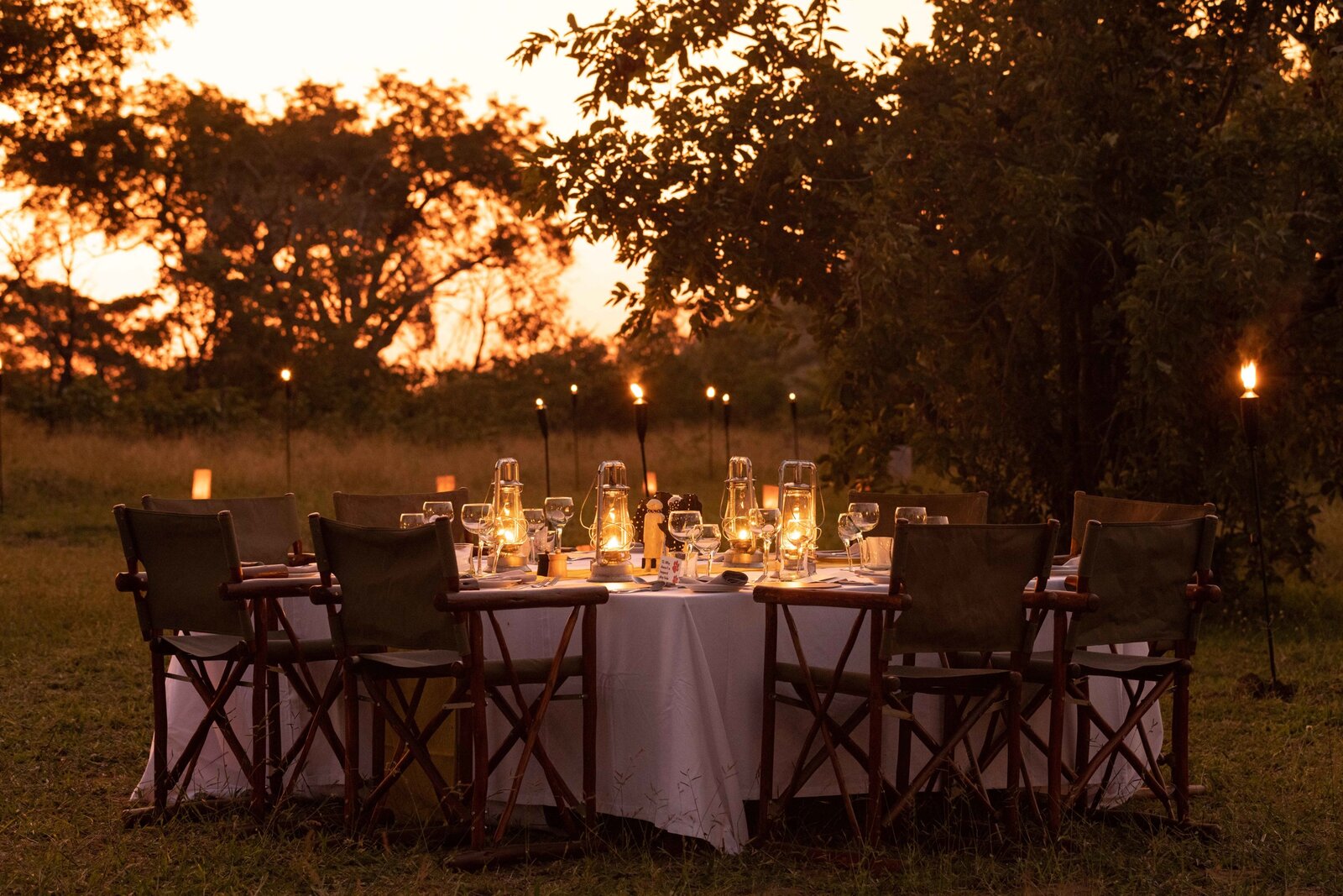 Candlelit bush dinner table set under the stars in the Sabi Sand