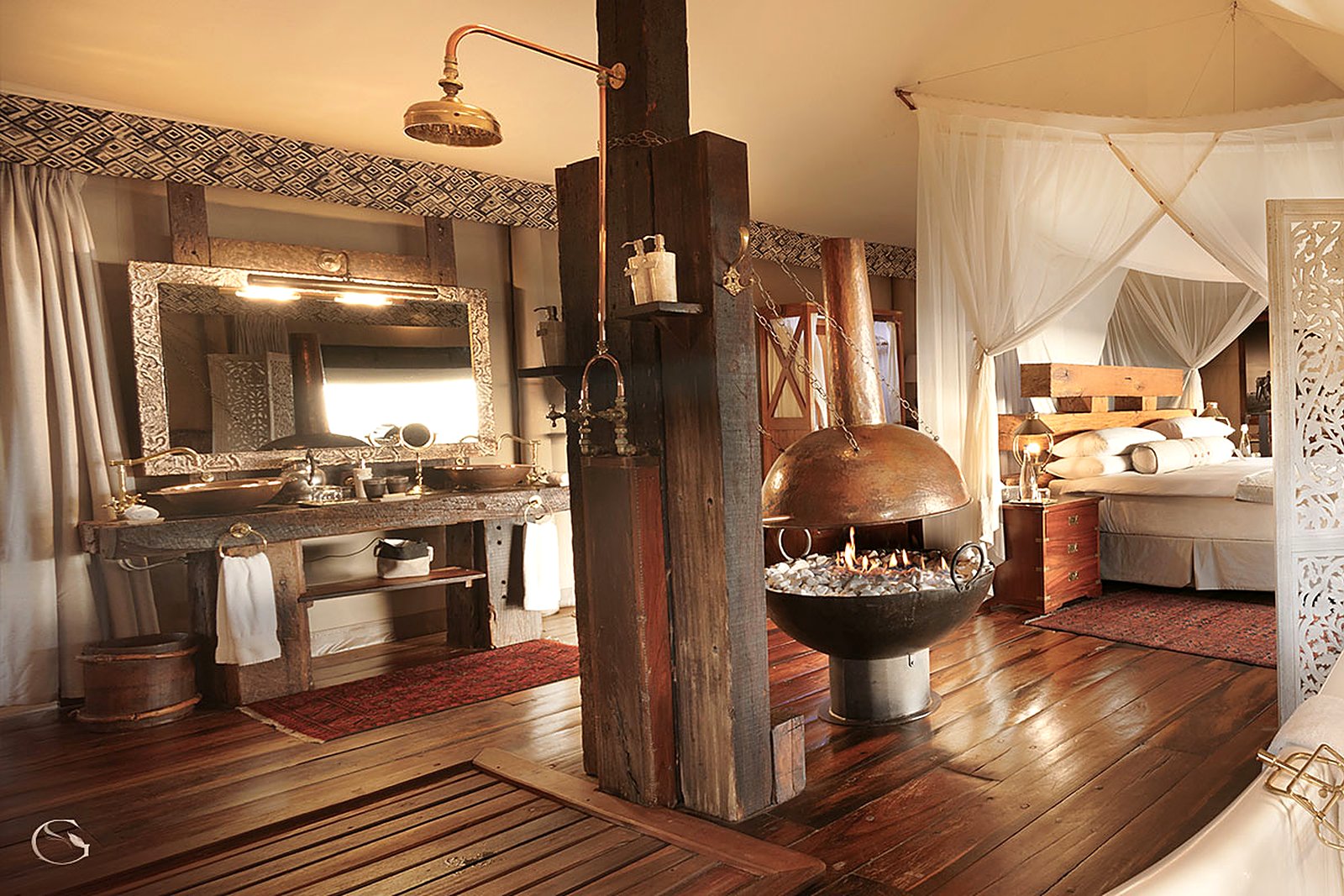 Suite bathroom with copper bath at Zarafa Camp
