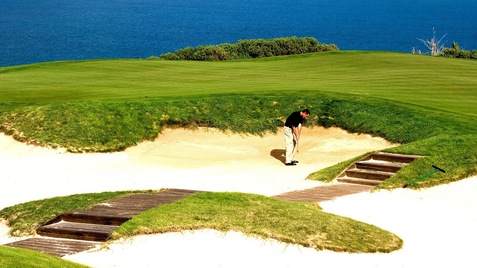 A dramatic clifftop green on a Garden Route golf course above the Indian Ocean