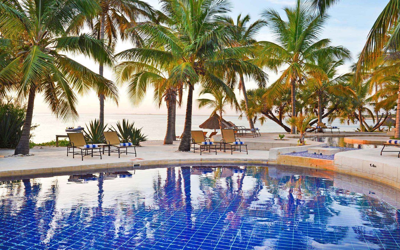Bazaruto Island Lodge — plunge pool and lounge area