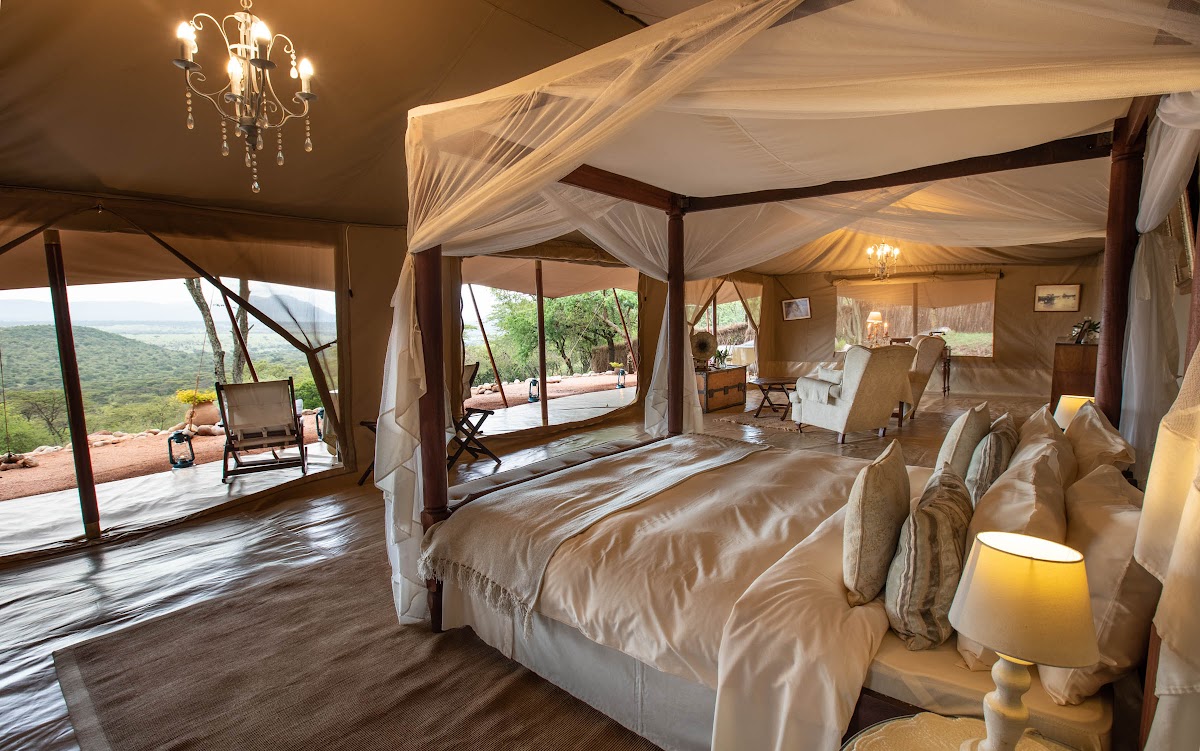 The swimming pool overlooking the savannah at Cottar's 1920s Camp, Olderkesi Conservancy, Masai Mara