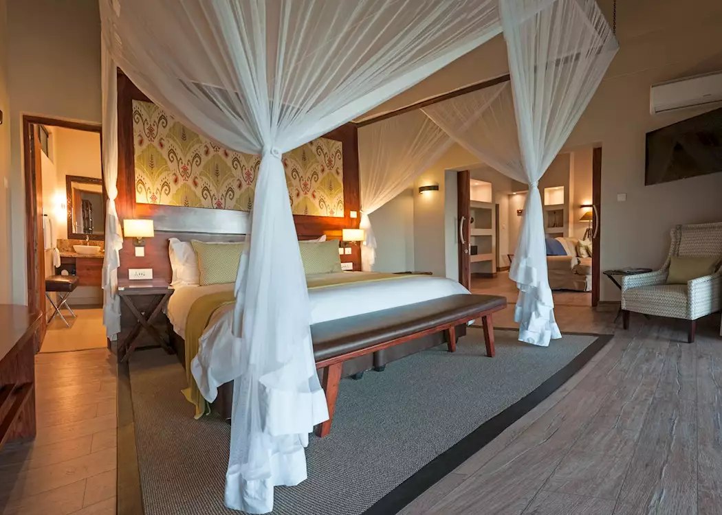 Ilala Lodge — plunge pool and lounge area