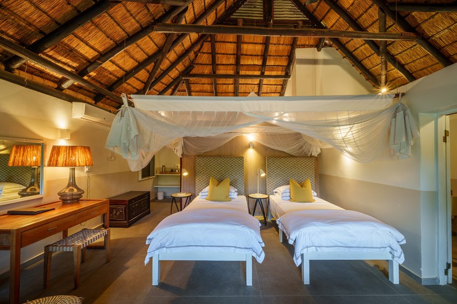Mfuwe Lodge — plunge pool and lounge area