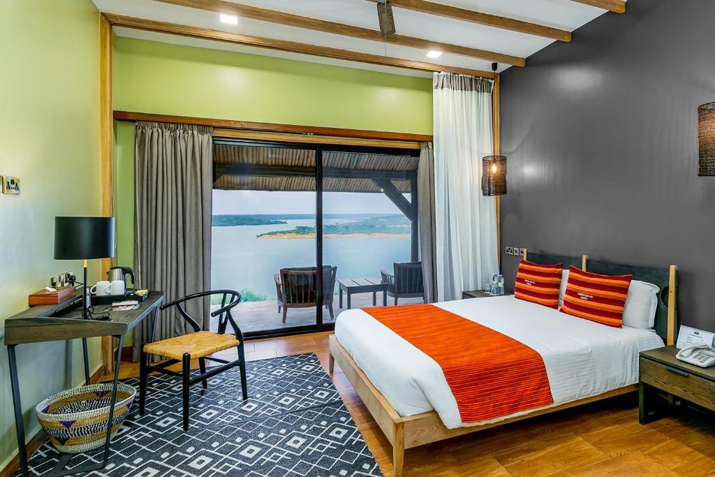 Mweya Safari Lodge — plunge pool and lounge area