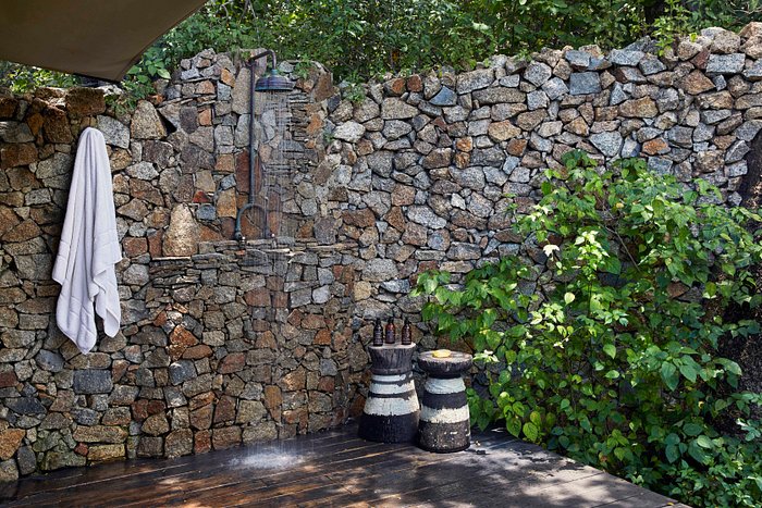 Mwiba Lodge bush dinner setup