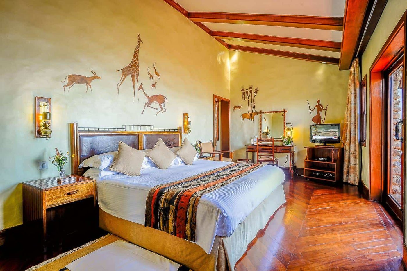 Ngorongoro Serena — plunge pool and lounge area